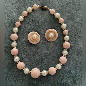 🎉Host Pick🎉Beautiful faux pearl and pink marled bead necklace and earrings set